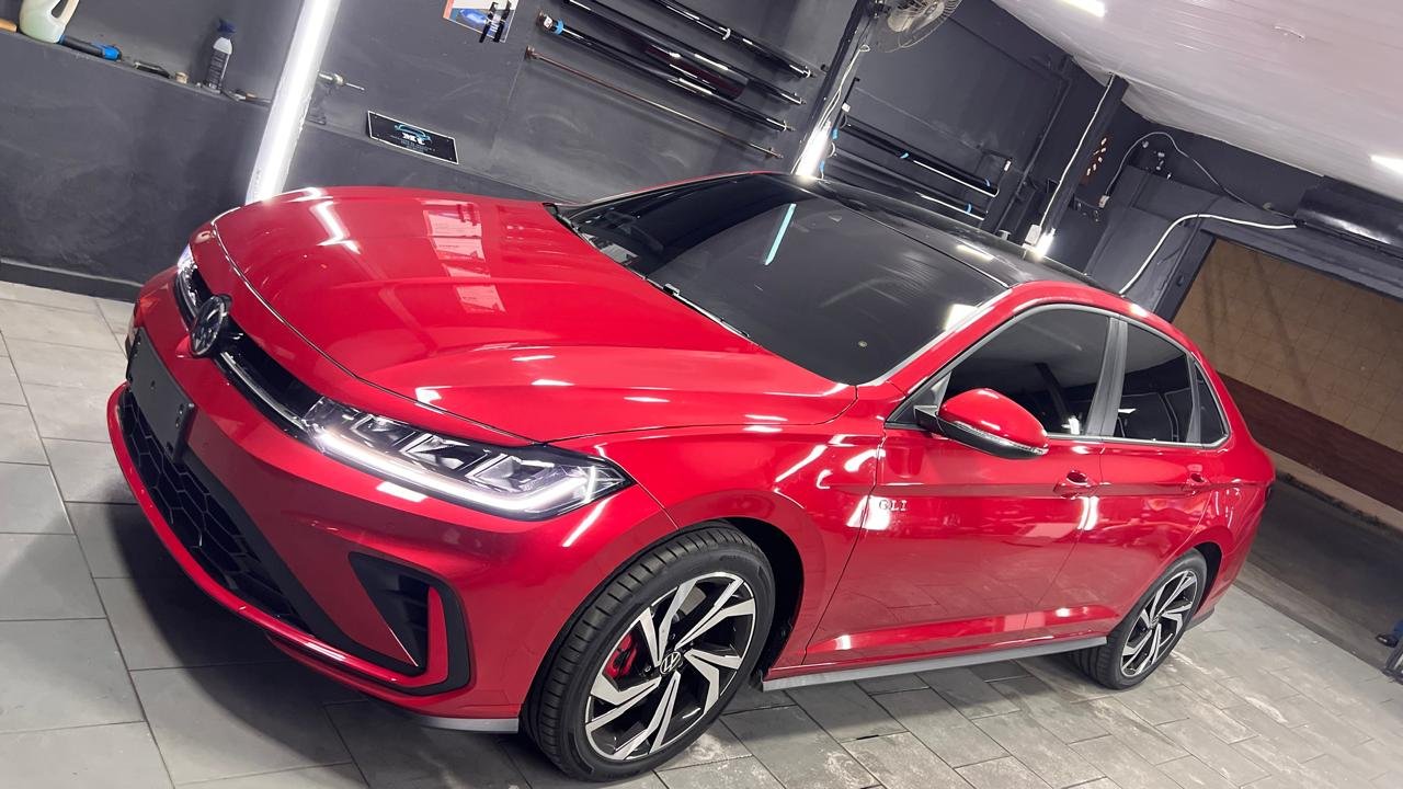 Jetta GLI vermelho com insulfilme aplicado no estúdio MT